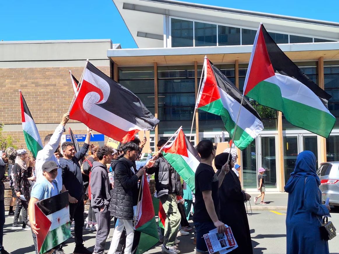 Hundreds of protestors in Dunedin gathered at the Museum Reserve for the fourth week running.