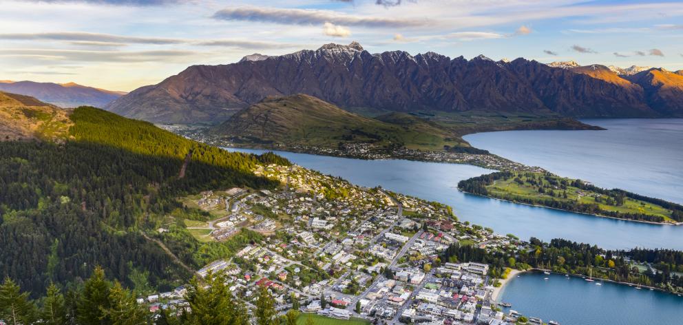 Officials are struggling to find out where a stomach bug outbreak in Queenstown has come from....