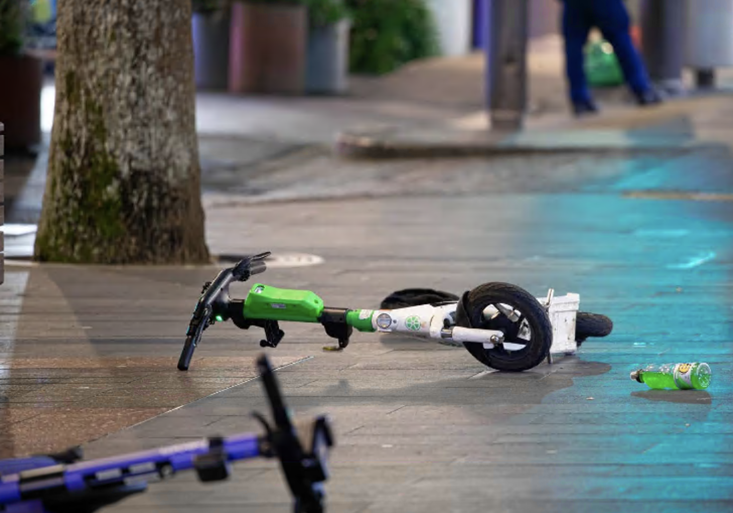 Electric scooters abandoned on lower Queen St following the shooting incident. Photo: NZ Herald 