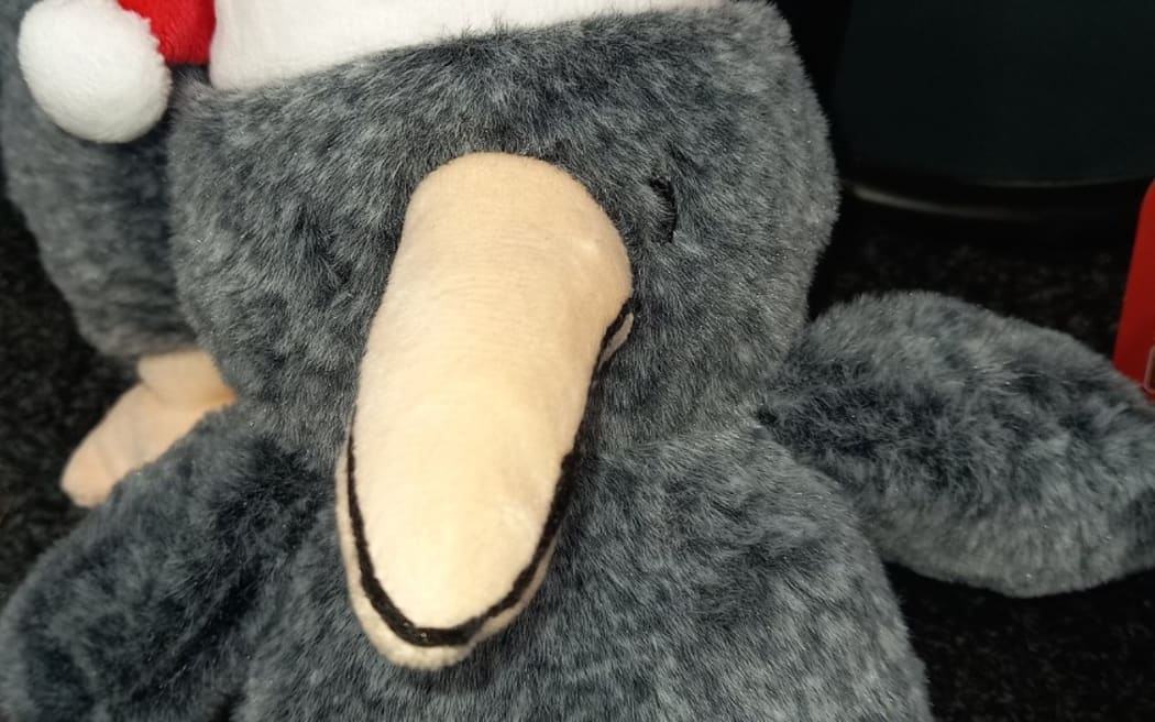 The kiwi dog toy previously sold by Mitre 10. Photo: Twitter / @Browncowkiwi