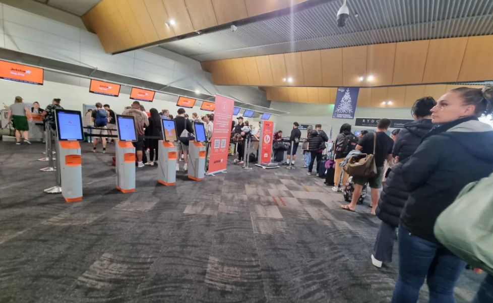 Queues at Wellington Airport this morning after flights were cancelled. Photo: RNZ