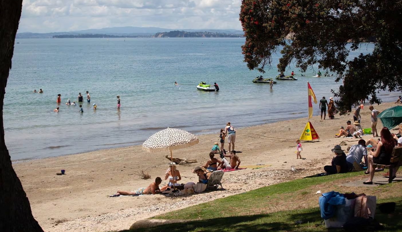 Aucklanders enjoy the sun at Takapuna Beach on Thursday. Photo: NZ Herald