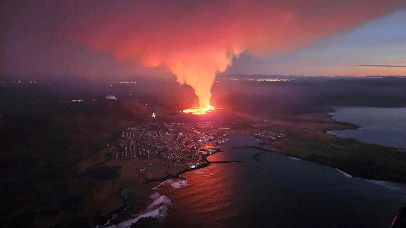 New Iceland eruption sparks emergency warning