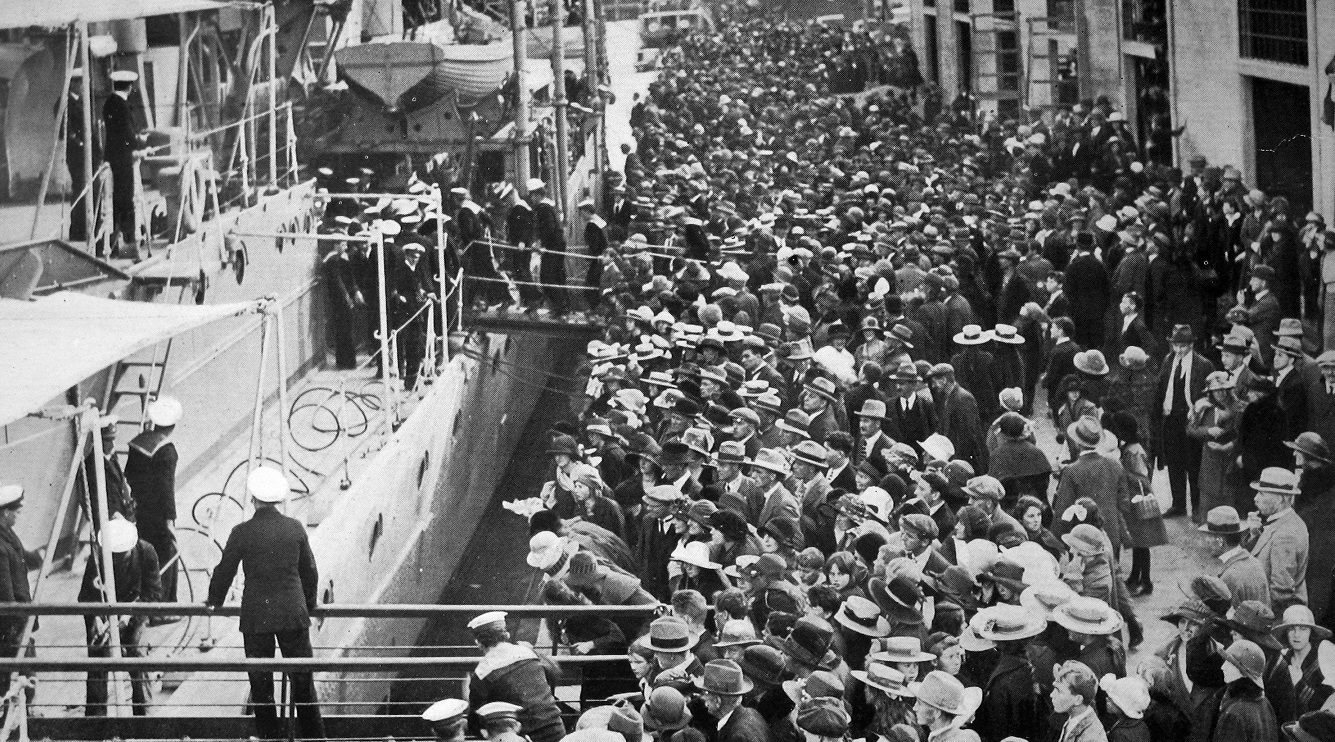 A crowd on the Rattray St wharf following the berthing of British light cruiser HMS Dunedin, soon...