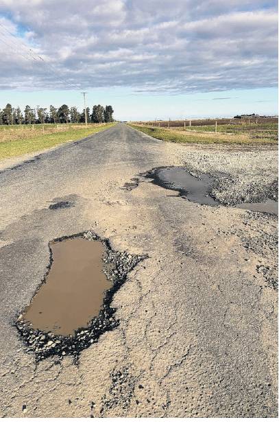 Giant pothole in 100km/h road still not repaired | Star News