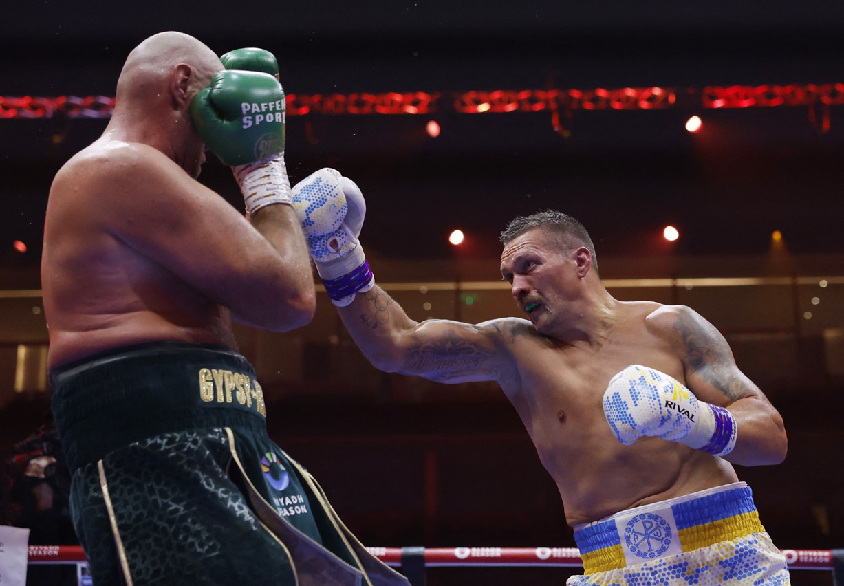 Oleksandr Usyk throws a right at Tyson Fury. Photo: Action Images via Reuters