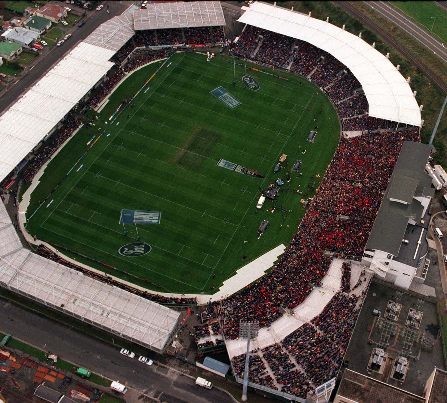 The scene at a crammed Carisbrook for the 1999 final.