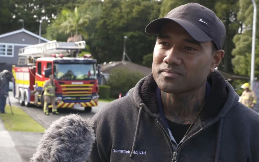 Jonathan Asafo sounded his car horn to try to alert occupants to the fire. Photo: RNZ / screenshot