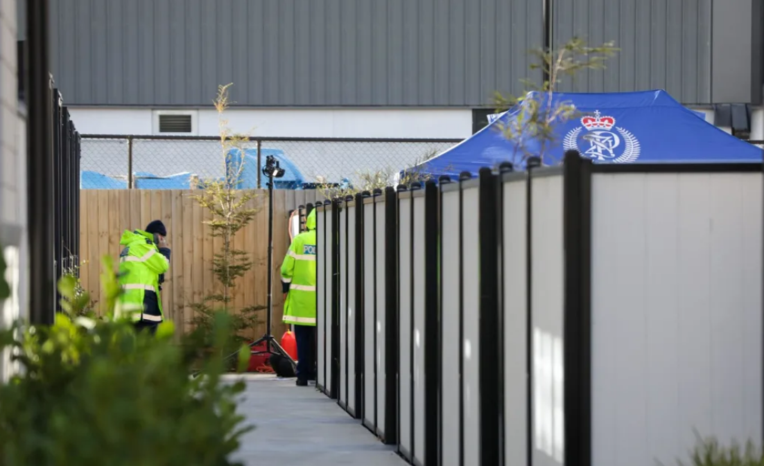 Police set up a specialist search group tent in the yard of a Christchurch apartment. Photo: RNZ 