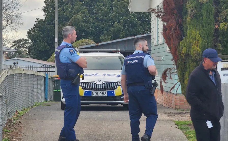 Police at the scene of the Māngere shooting incident this morning. Photo: RNZ 