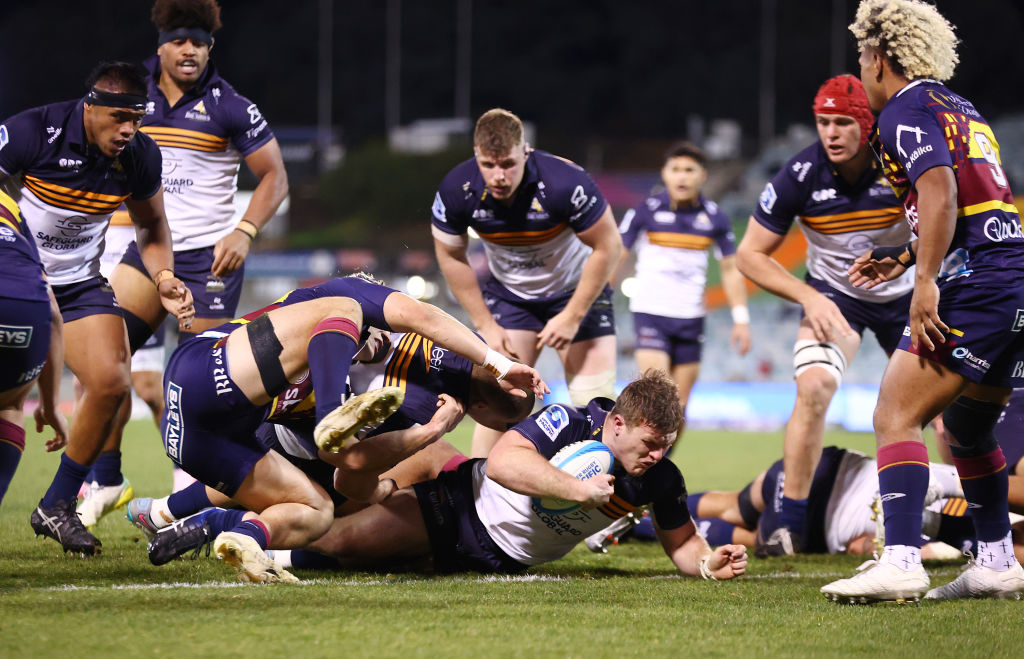 Brumbies hooker Billy Pollard crosses to score against the Highlanders. Photo: Getty