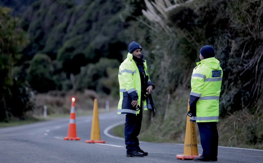 Police earlier set up checkpoints around Marokopa in their search for Tom Phillips. Photo: RNZ 