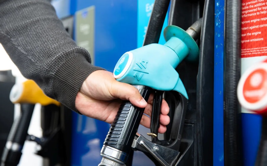 The Commerce Commission says motorists often pay more for petrol for longer than they should....