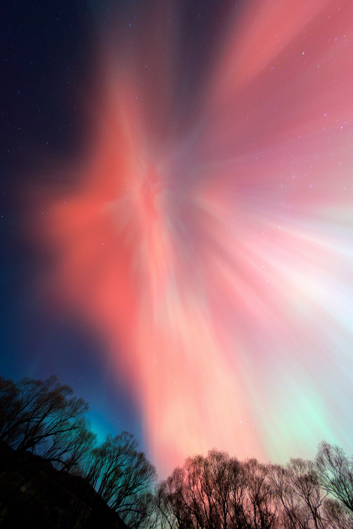 The May 11 auroral corona, captured from Lake Aviemore. Photo: Ian Griffin