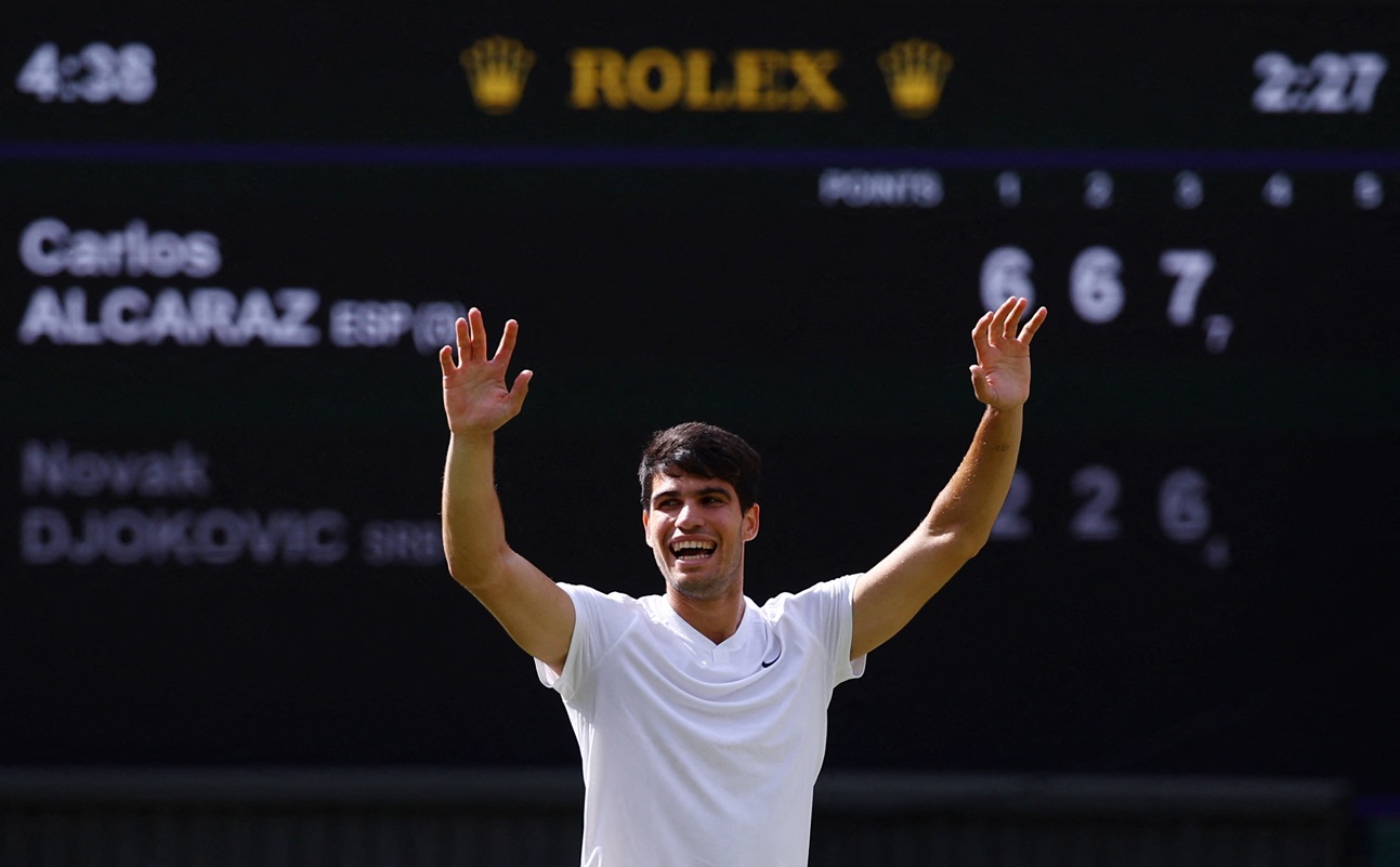 Carlos Alcaraz celebrates his victory over Novak Djokovic at Wimbledon. Photo: Reuters