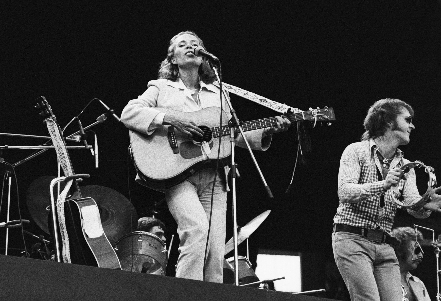 Joni Mitchell performs at Wembley Stadium, London on September 14, 1974. Photo: Getty Images