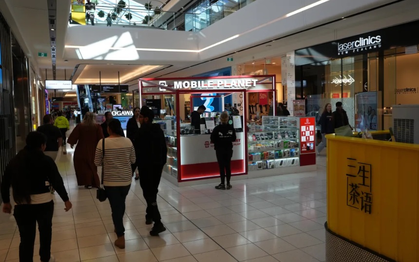 Mobile Planet at Sylvia Park shopping centre in Auckland. Photo: RNZ