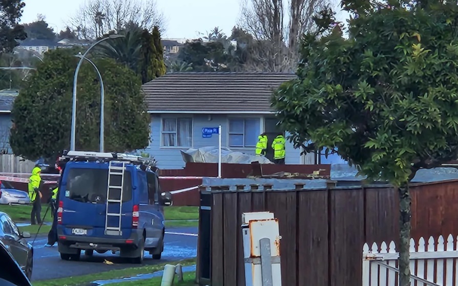 Police door-knocking in Pakuranga after the incident this morning. Photo: RNZ