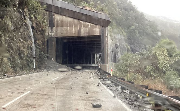 Heavy rain overnight caused more rocks to fall onto SH73. Photo: NZTA/Waka Kotahi 