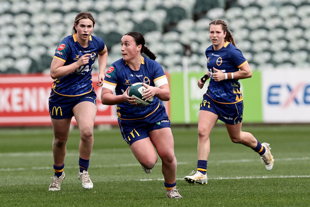 Otago Spirit's Oceana Campbell runs the ball up against North Harbour Hibiscus. Photo: Getty