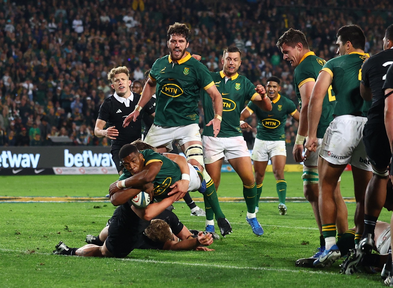 Grant Williams dives over to score the winning try for South Africa. Photo: Reuters