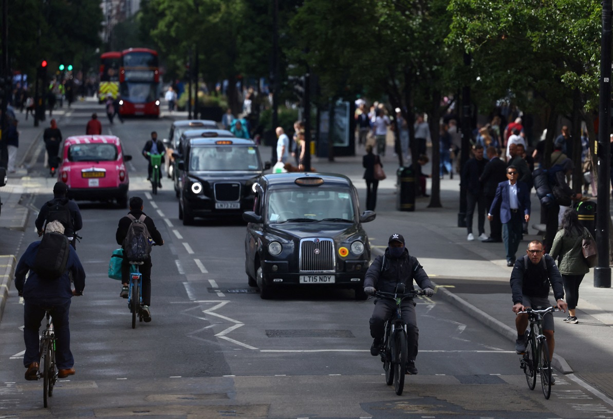 Oxford St in London. Photo: Reuters