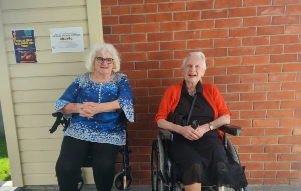 George Manning rest home residents Val Smith (left) and Jean Potter. Photo: RNZ / Anna Sargent