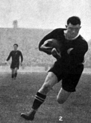 Jack Steel, the New Zealand wing three-quarter, eludes the Leicester defence. — Otago Witness, 25...