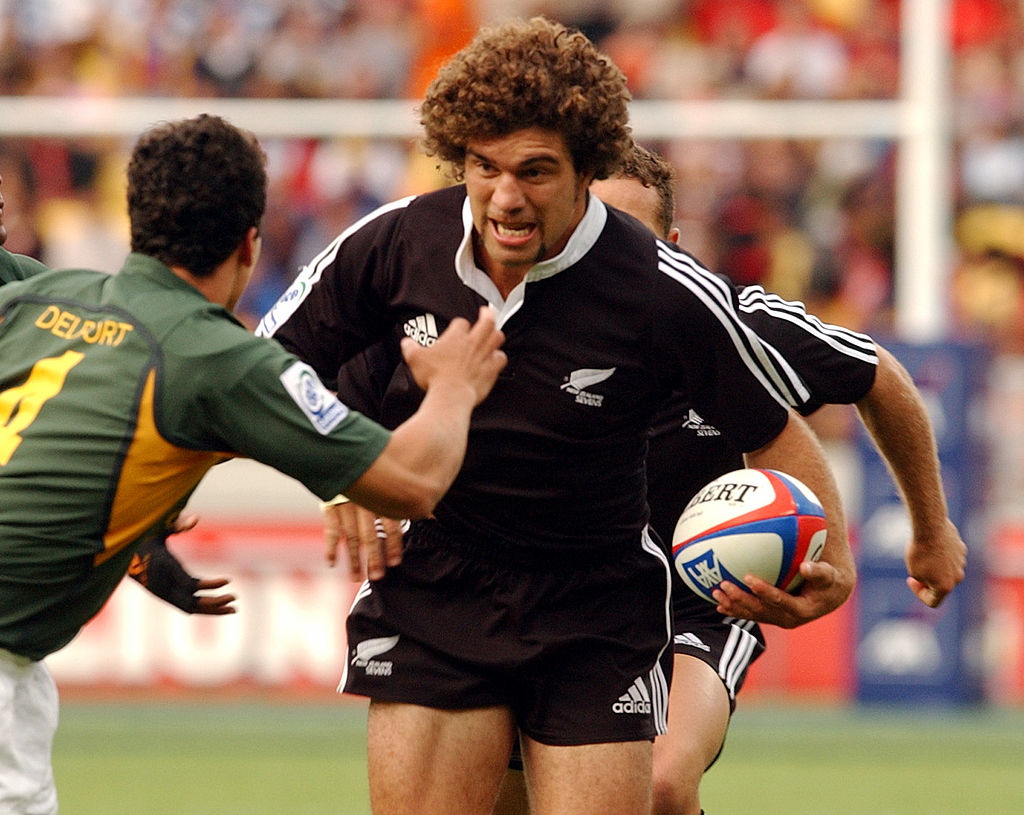 New Zealand's Matua Parkinson in action against South Africa during the 2004 Wellington Sevens...