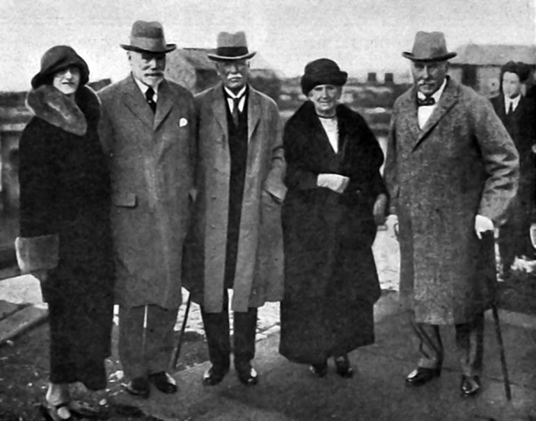 New Zealand citizens welcome the NZ Steamship Co liner RMS Rimutaka on arrival at Avonmouth, near...