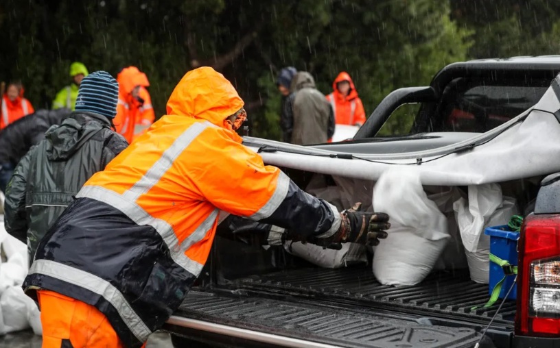 People load up on sandbags at the Dunedin Ice Stadium last week. Photo: RNZ