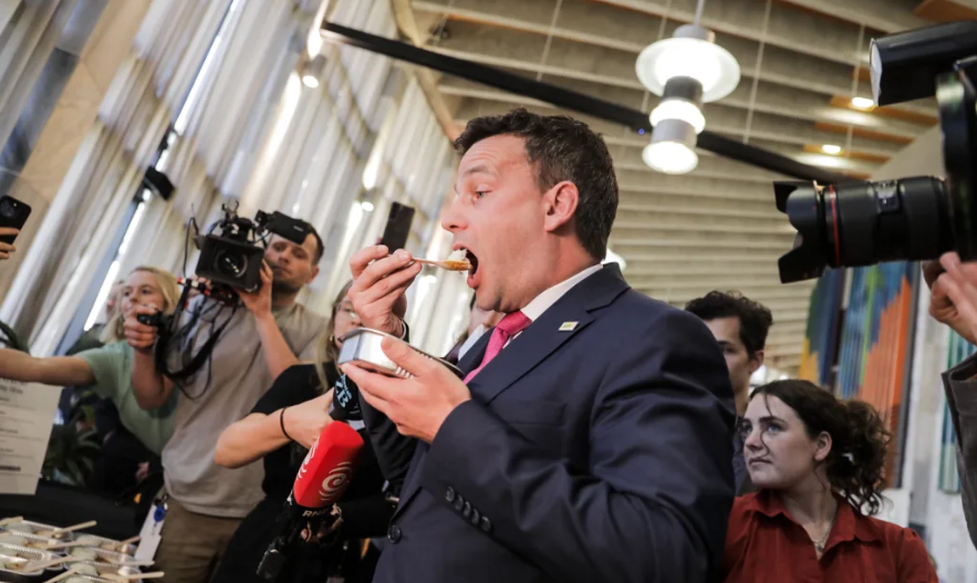 David Seymour tries out some lunch at the launch of the revamped programme for schools. Photo: RNZ 