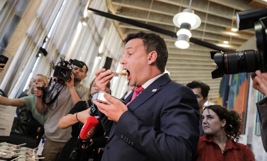 David Seymour tries out one of the new lunches. Photo: RNZ