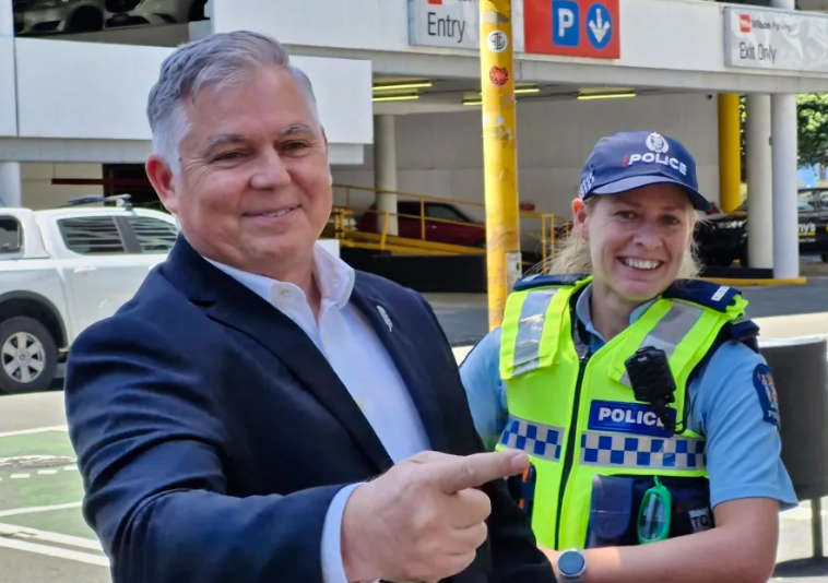 Police Minister Mark Mitchell joined police patrol team in Wellington today. Photo: RNZ 