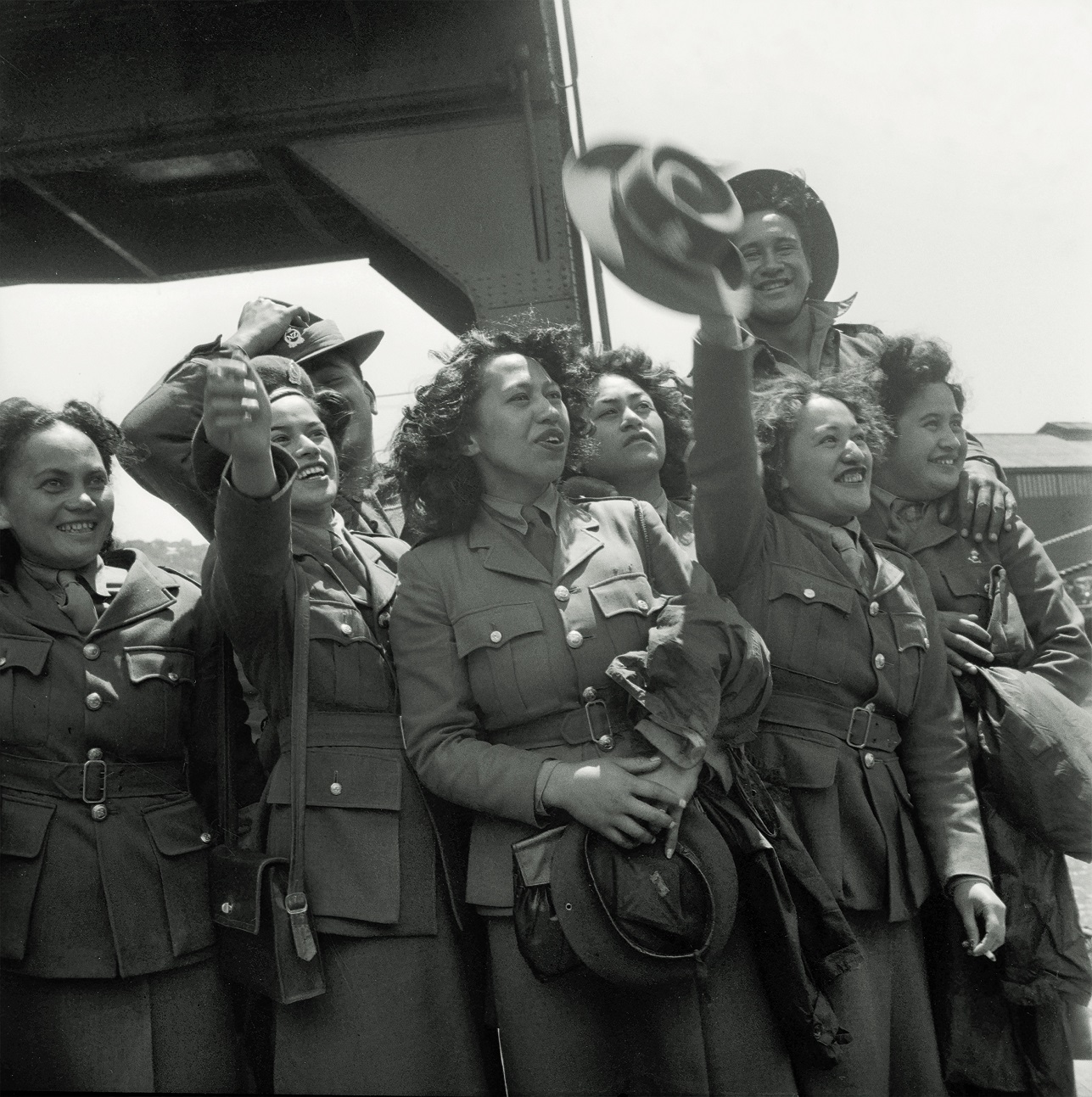 Members of the Women’s Army Auxiliary Corps welcome the Māori Battalion on Wellington wharf in...