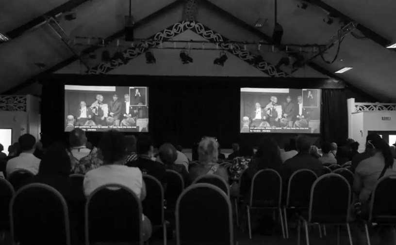 Hundreds gather to watch the apology at Pipitea Marae. Photo: RNZ