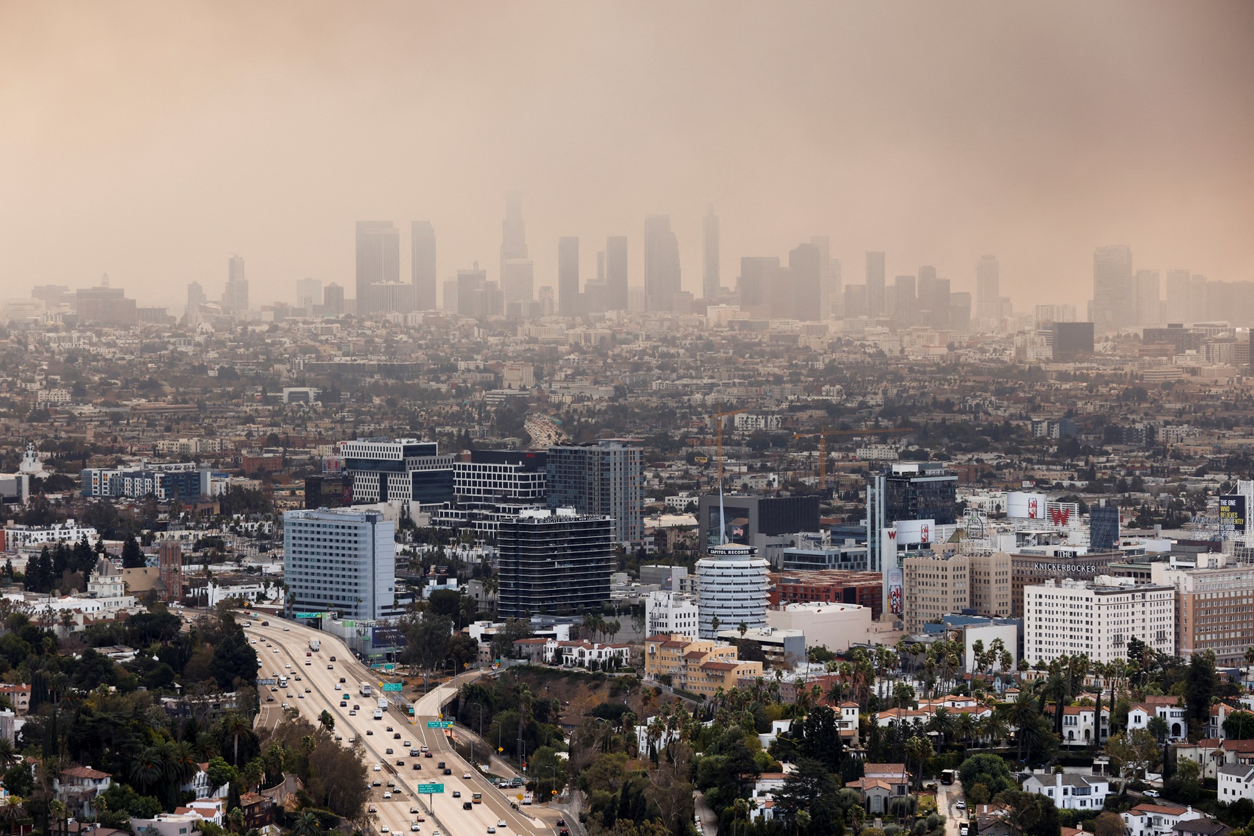 Smoke from multiple wildfires covers Los Angeles skyline. Photo: Reuters