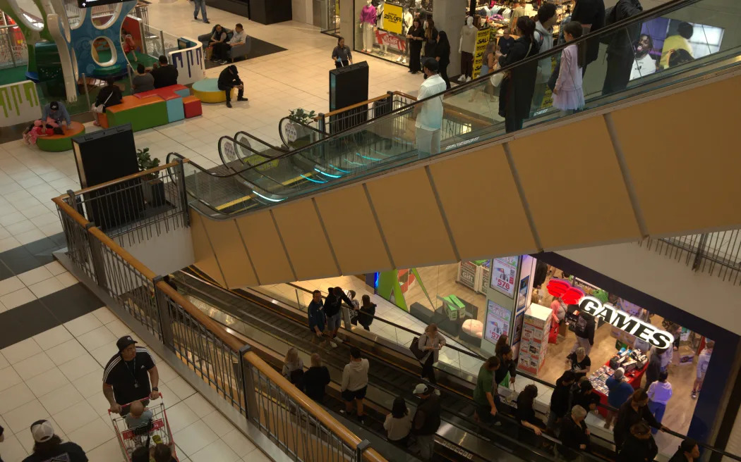 Shoppers at Lower Hutt's Queensgate Mall on Boxing Day. Photo: RNZ/Mary Argue