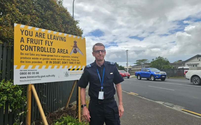 Mike Inglis, Biosecurity Commissioner North, with a new sign showing the secured fruit fly area...