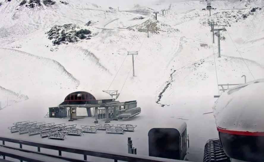 Snow on the Mt Hutt skifield base area. Photo: Supplied / Mt Hutt 