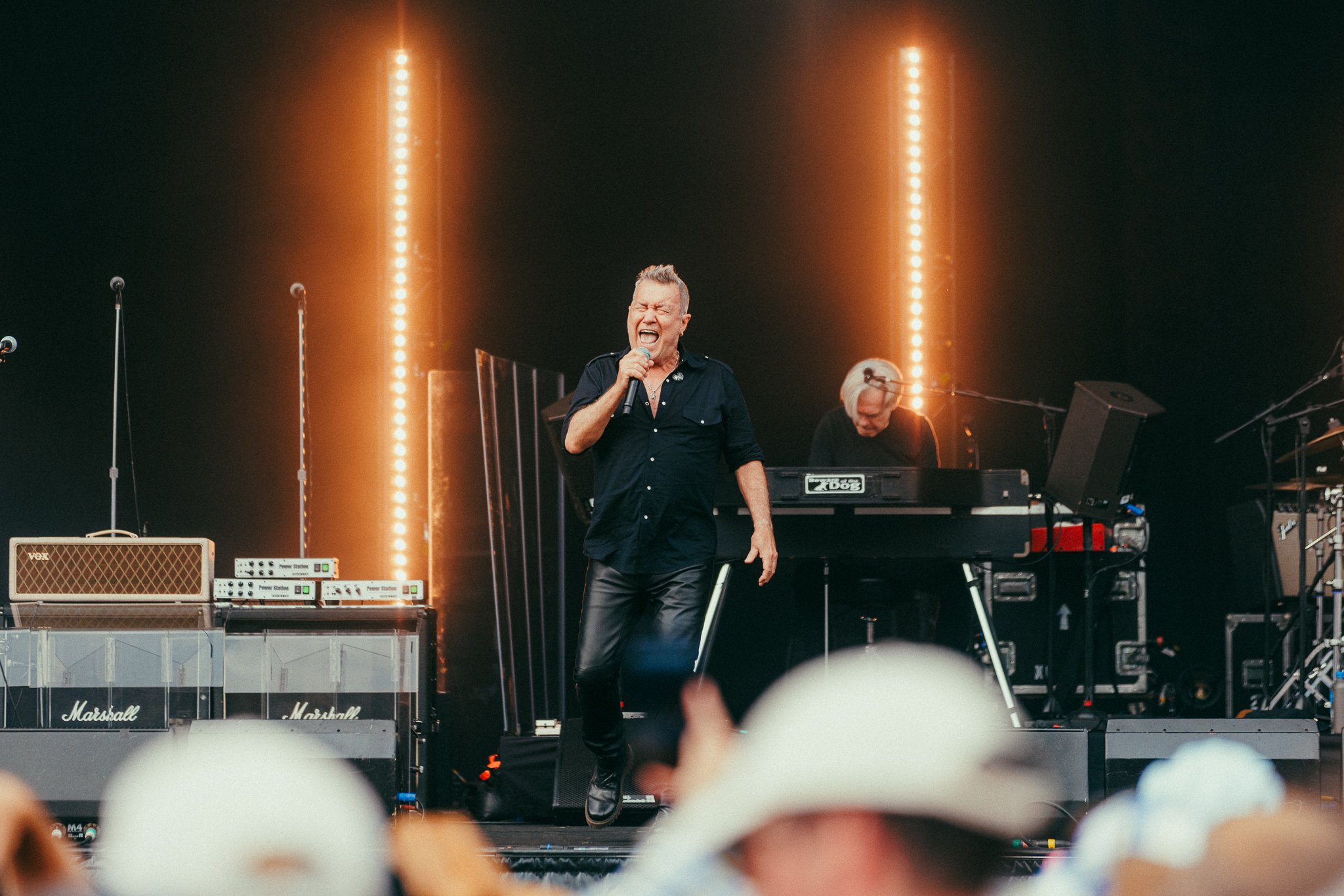 The performers included, among others, Cold Chisel’s Jimmy Barnes. 