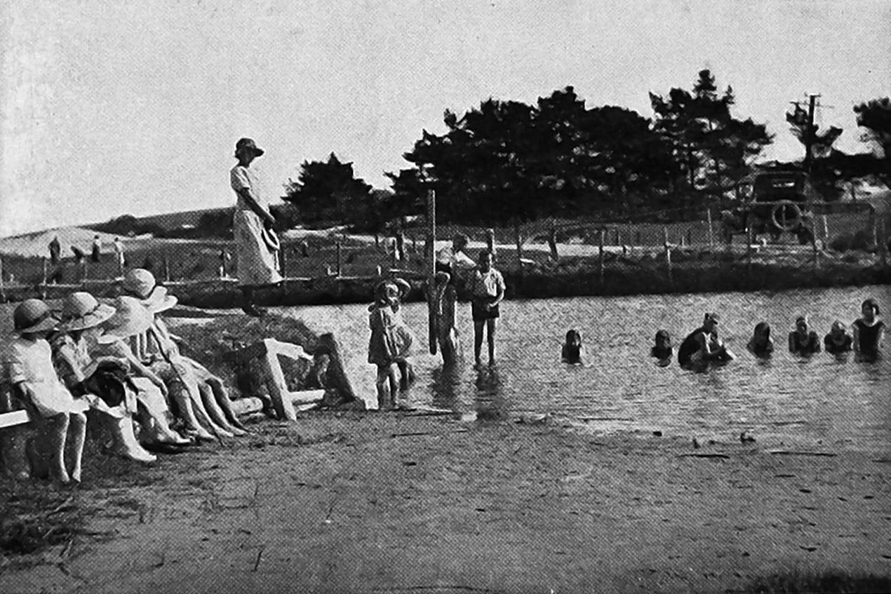 Holidaymakers crowd the swimming pool at Taieri Mouth. — Otago Witness, 17.2.1925