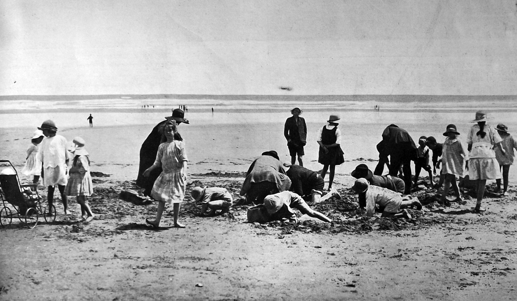 Toheroa shellfish-gathering on Ninety Mile Beach, Northland. — Otago Witness, 14.4.1925 