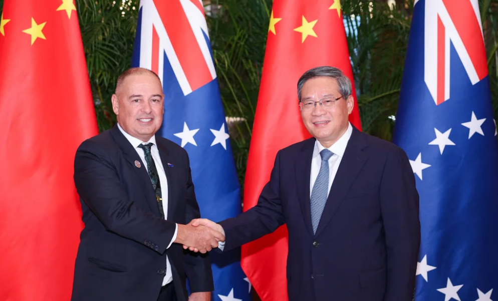 Cook Islands Prime Minister Mark Brown and Chinese Premier Li Qiang. Photo: Liu Bin