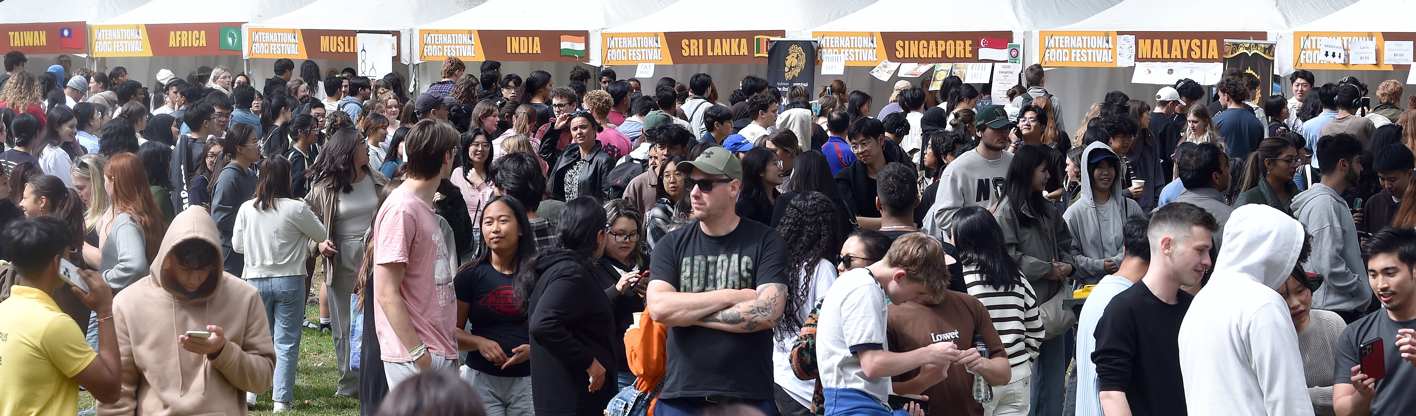 Hundreds queue up for the festival on the Tūhura Otago Museum reserve. 