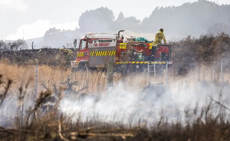 Firefighters battle the Port Hills blaze. Photo: RNZ / Nathan McKinnon