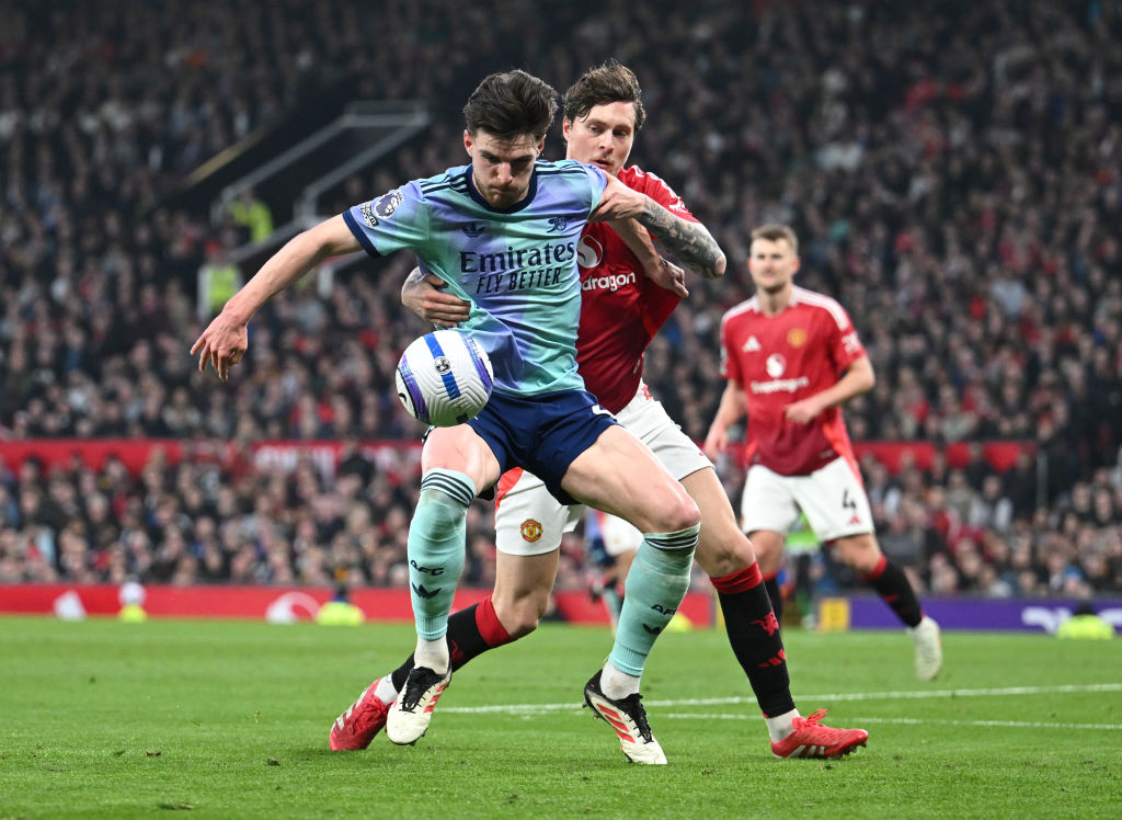 Declan Rice of Arsenal shields the ball from Victor Lindelof of Manchester United during their...