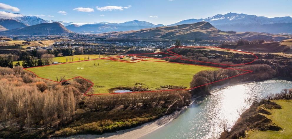 This 24ha Kawarau View property on the market boasts about 600 to 700m of Kawarau River frontage;...