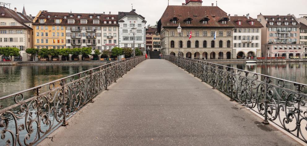 A bridge crosses the Reuss River in Lucerne.