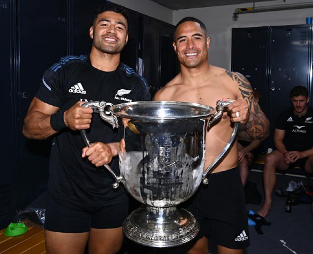 Richie Mo’unga and Aaron Smith with the Bledisloe Cup. Photo: Getty Images